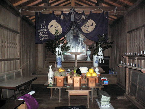 神社の本殿の中