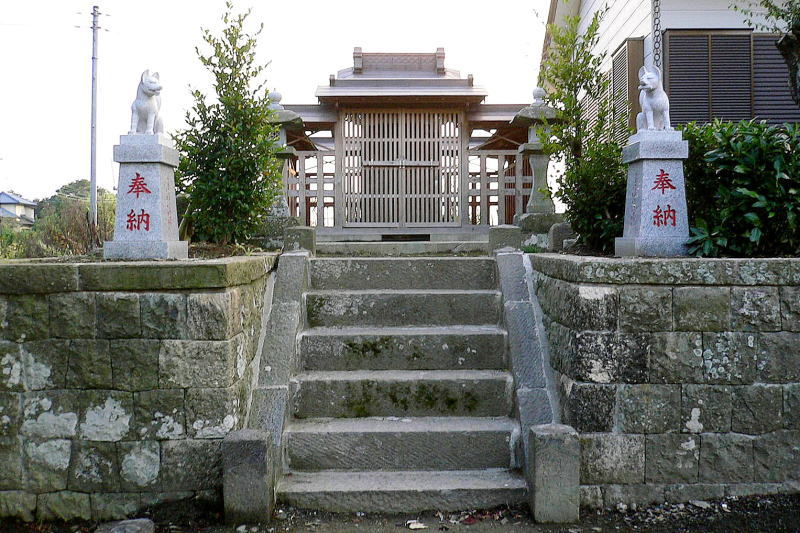 稲荷神社拝殿前