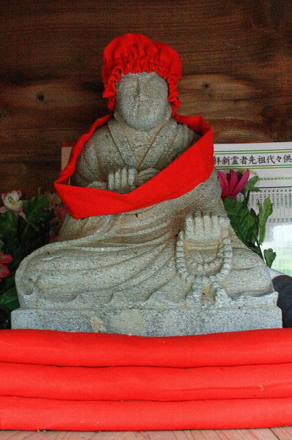 庚申塚脇の大師像