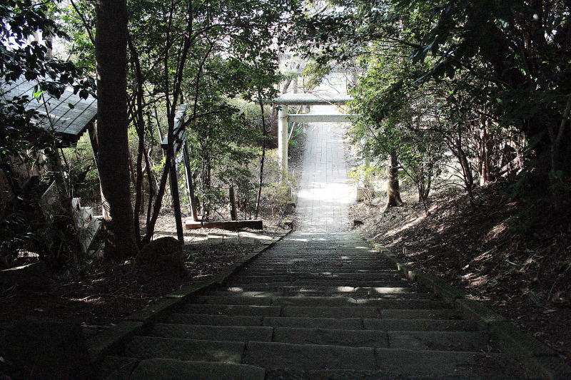 石段上境内から二の鳥居、八坂神社を見る