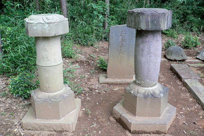 石灯籠２基と石坂記念碑