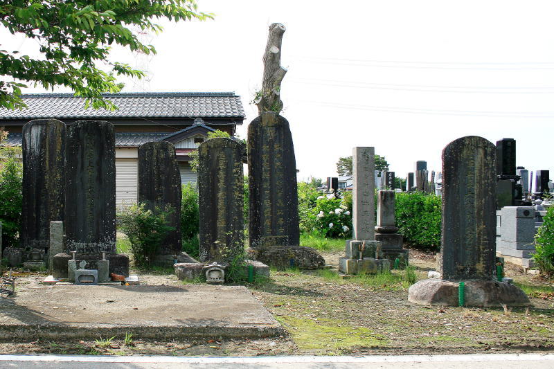 墓地入口の墓碑群