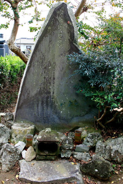 小川氏之墓碑