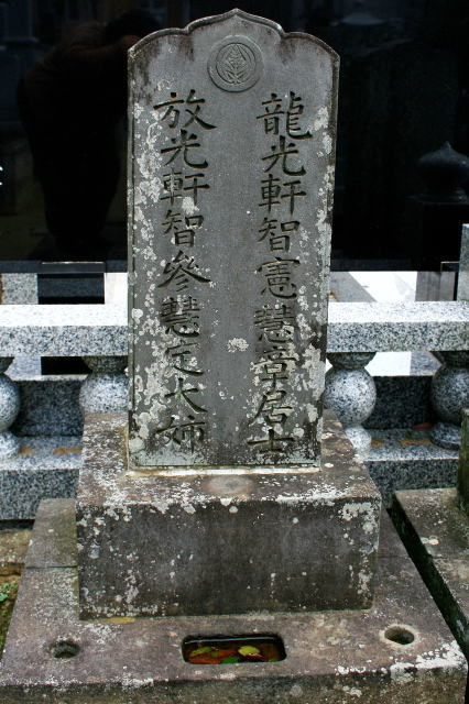 小川乕之助墓碑